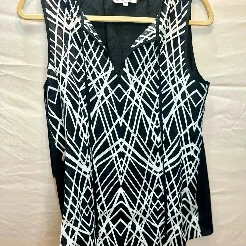 Black and White Geometric Sleeveless Top